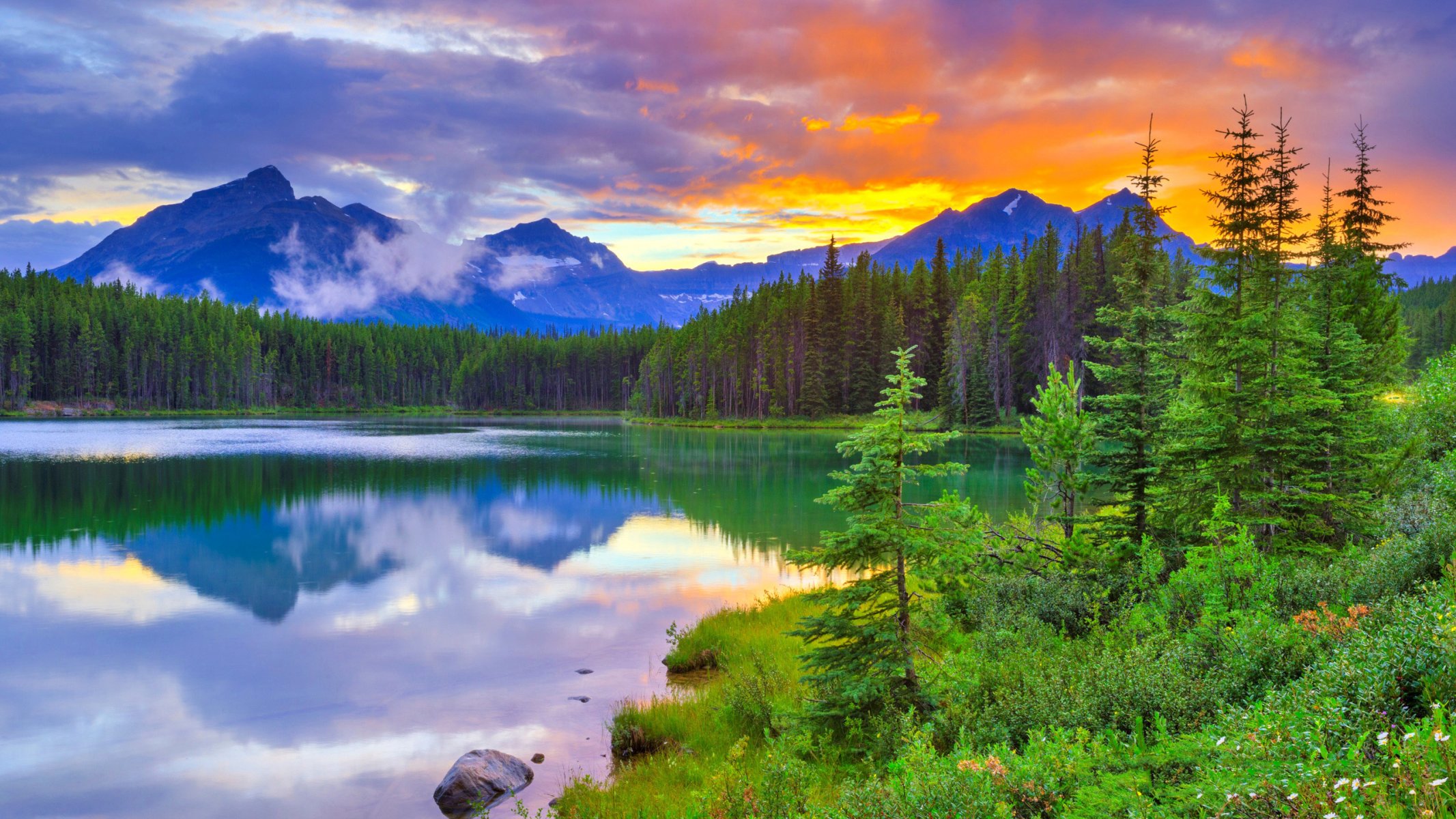 jezioro herberta park narodowy banff alberta kanada niebo chmury zachód słońca góry jezioro drzewa
