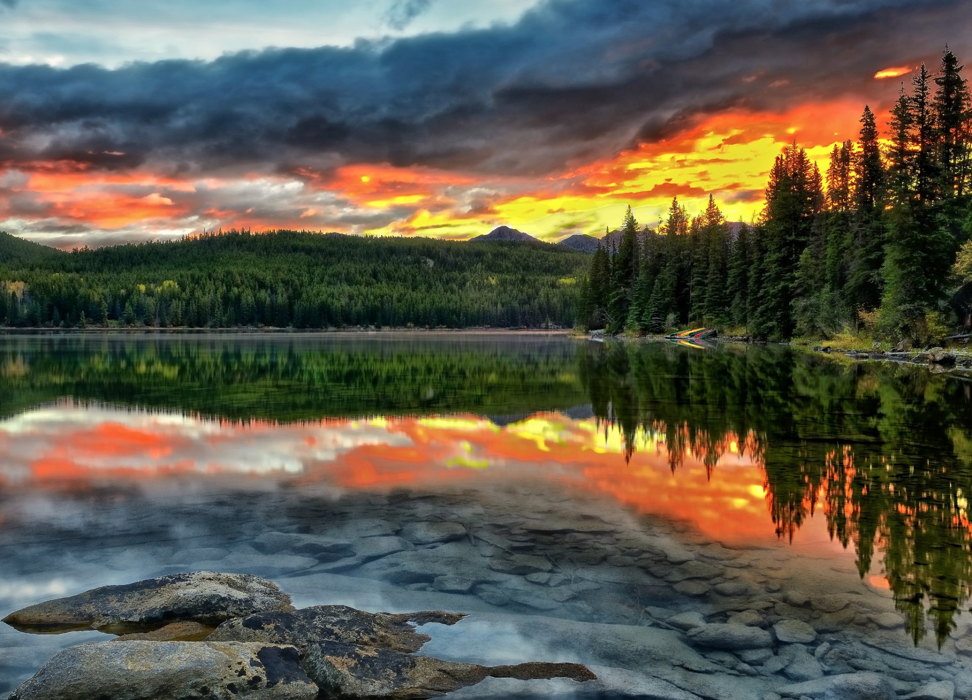 pyramide see jasper national park alberta kanada see sonnenuntergang reflexion wald boden