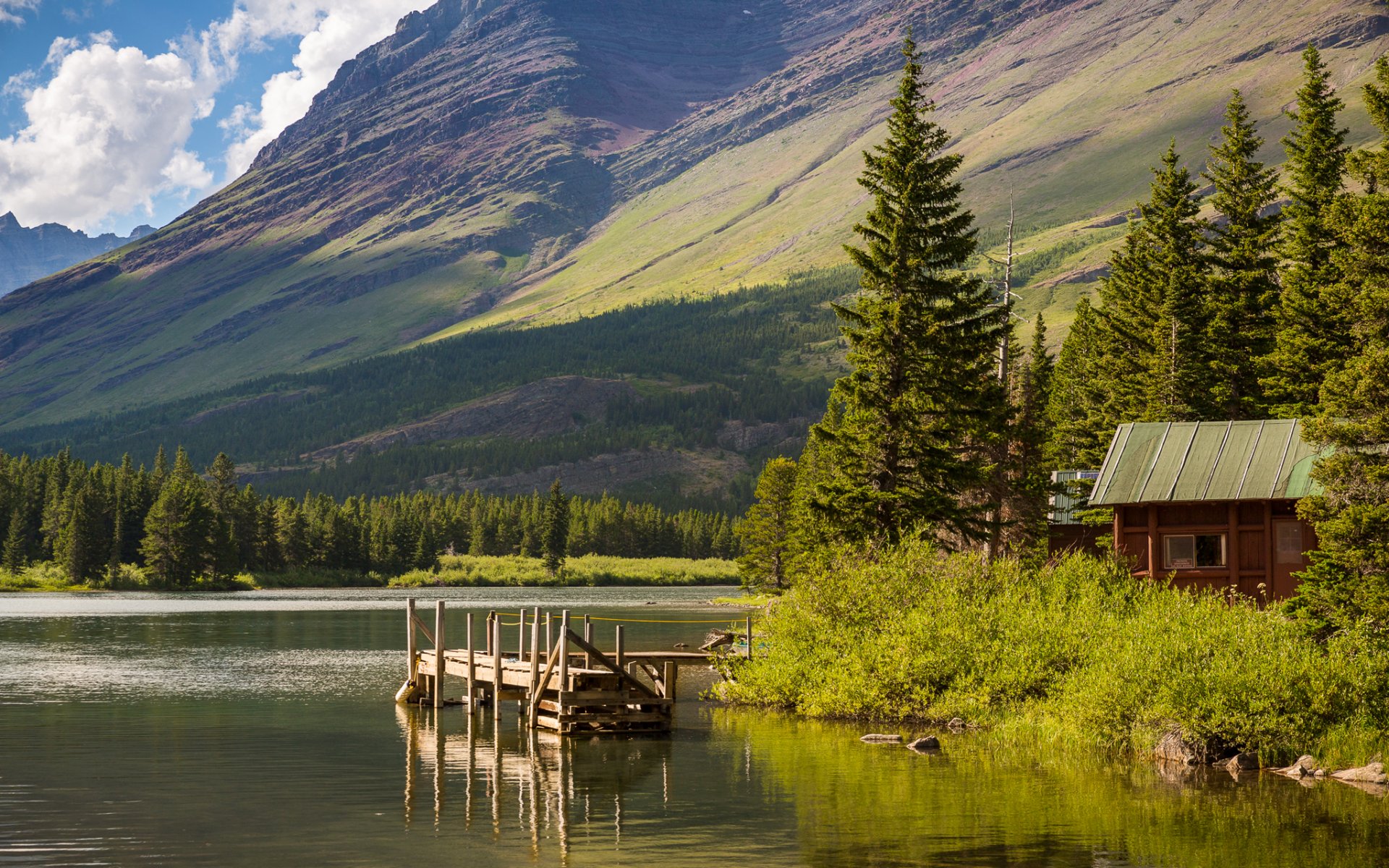 wycieczka po jeziorze park narodowy glacier montana usa niebo góry jezioro drzewa domek most