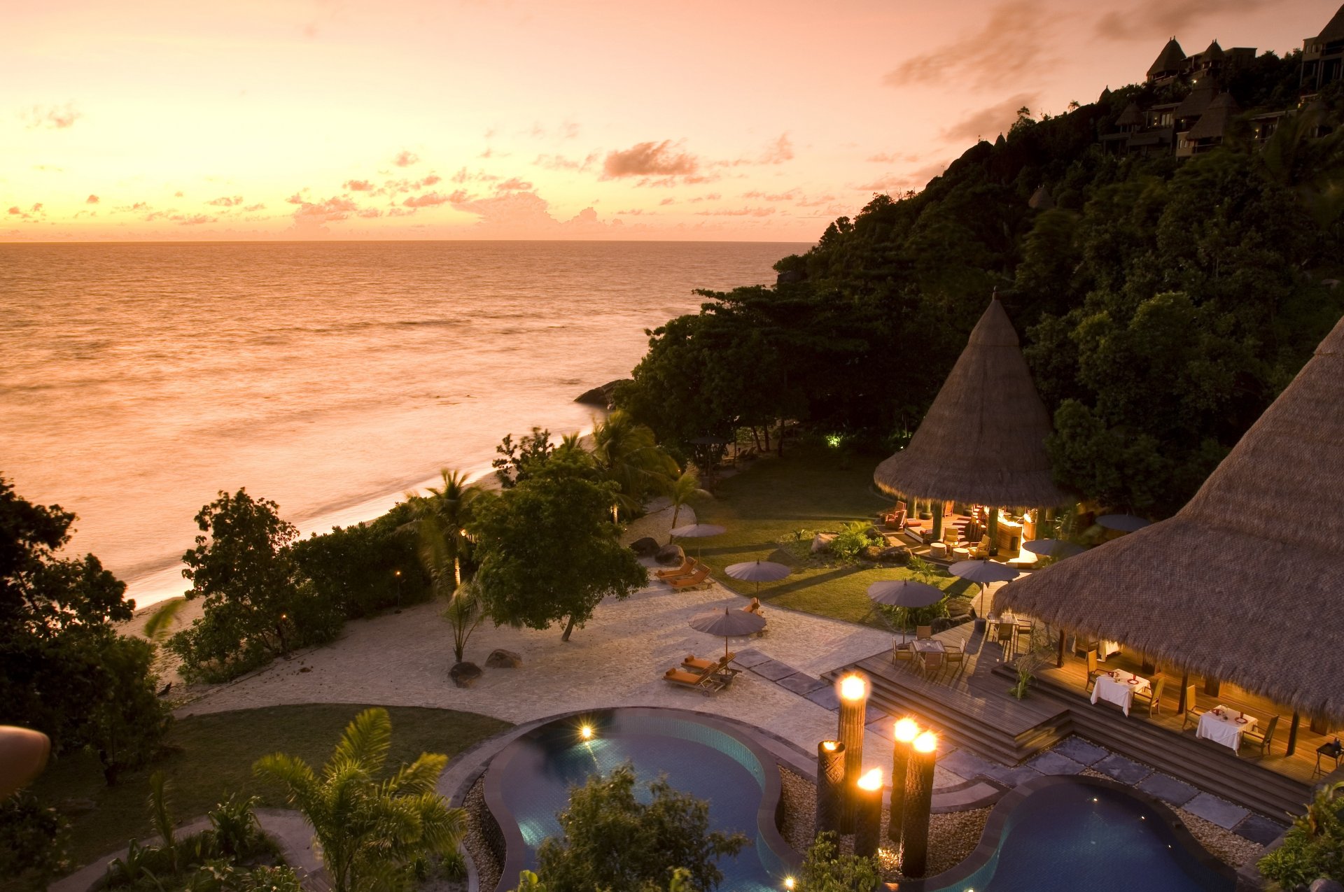 payzage piscine restaurant paysage mer maisons bungalows resort plage arbres transats parasols tables ba.r chaises chaises