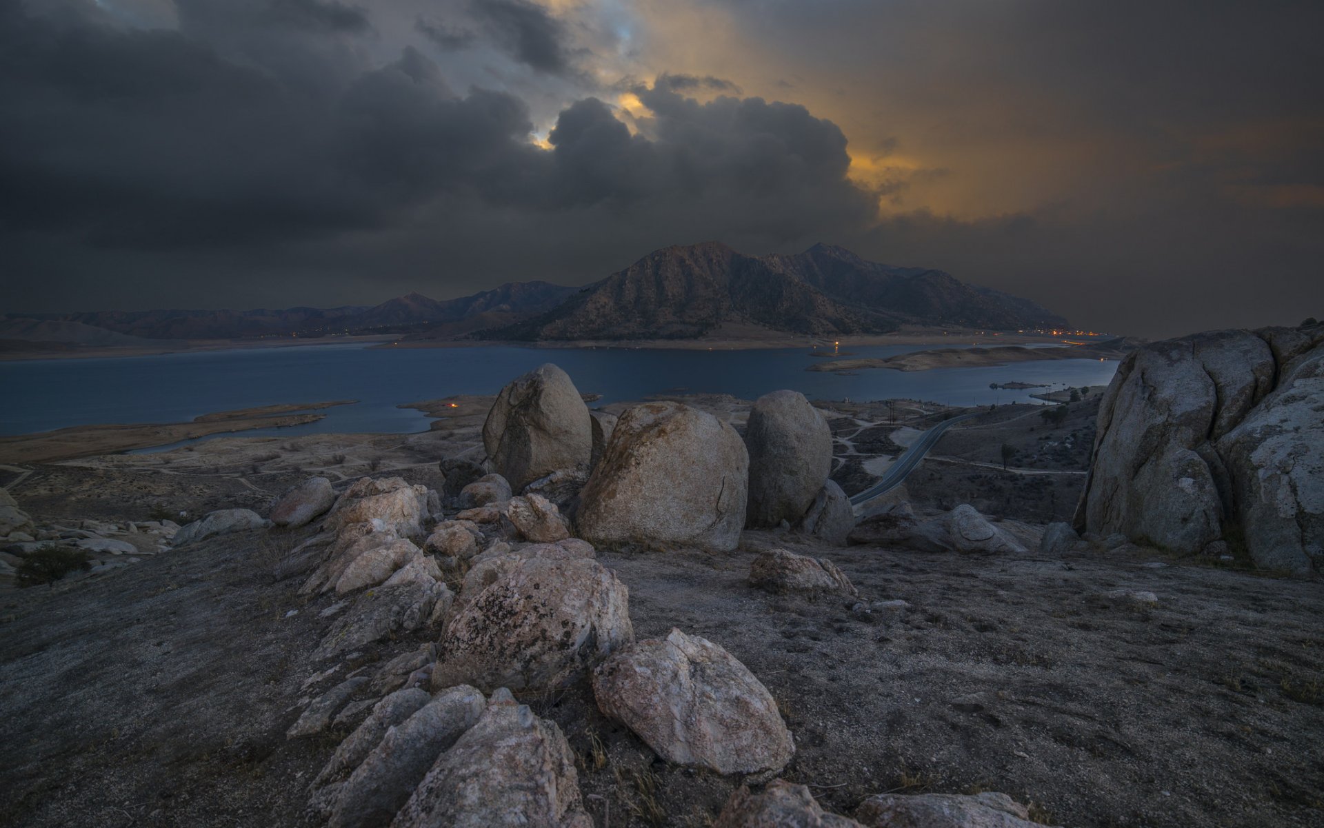 montañas piedras carretera lago nubes crepúsculo luces