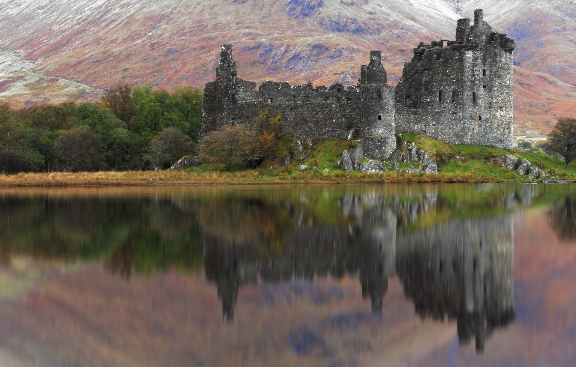 montagnes arbres château ruines lac réflexion