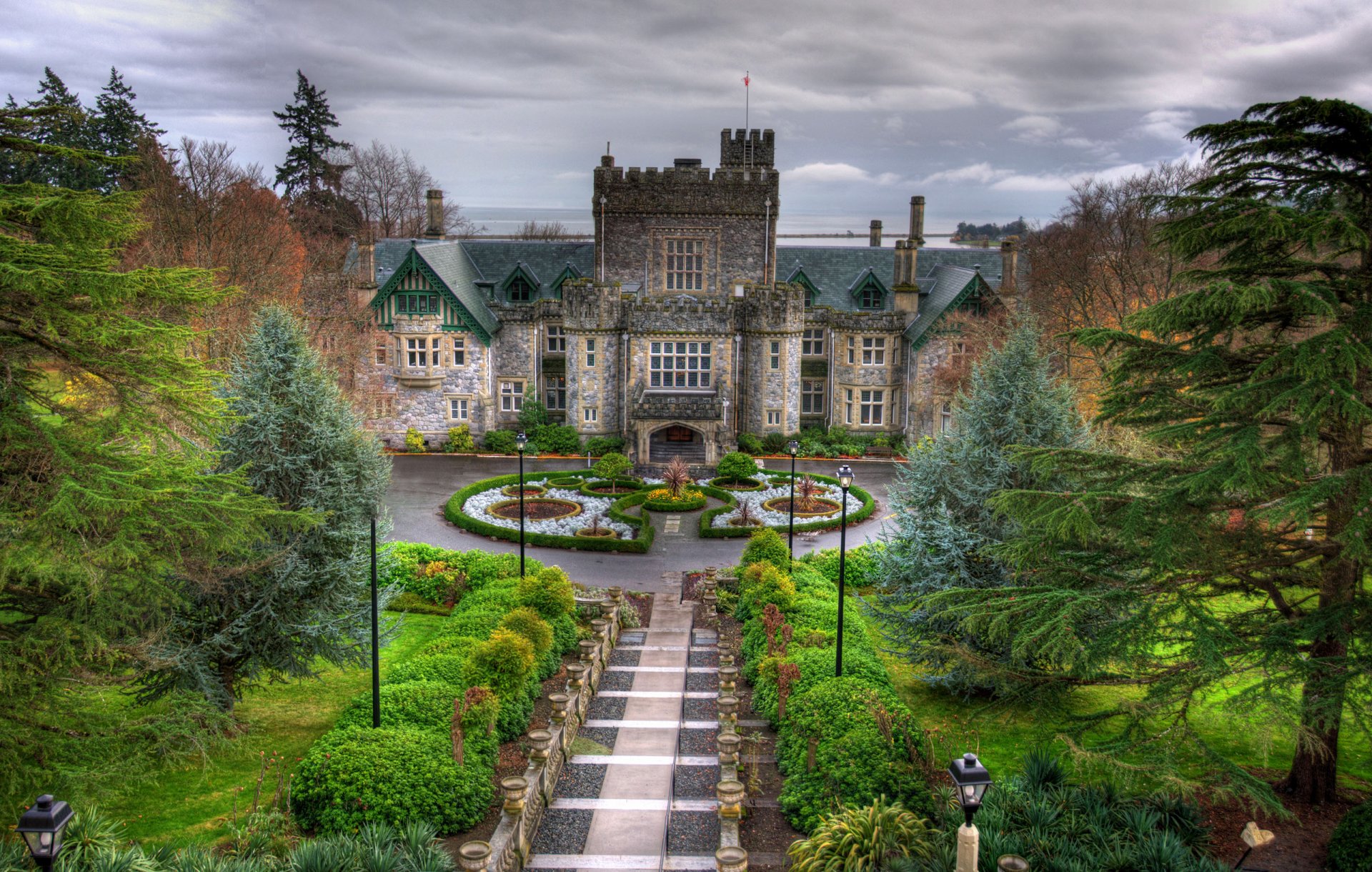 hatley britannique colombie canada parc château arbres allée lanternes ciel nuages