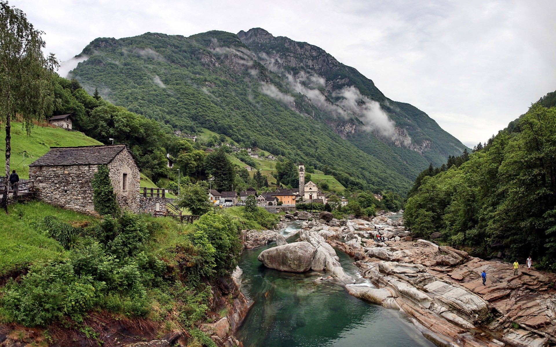 ciel montagnes maisons arbres forêt gens rivière ruisseau pierres rochers rapides village église clocher tour