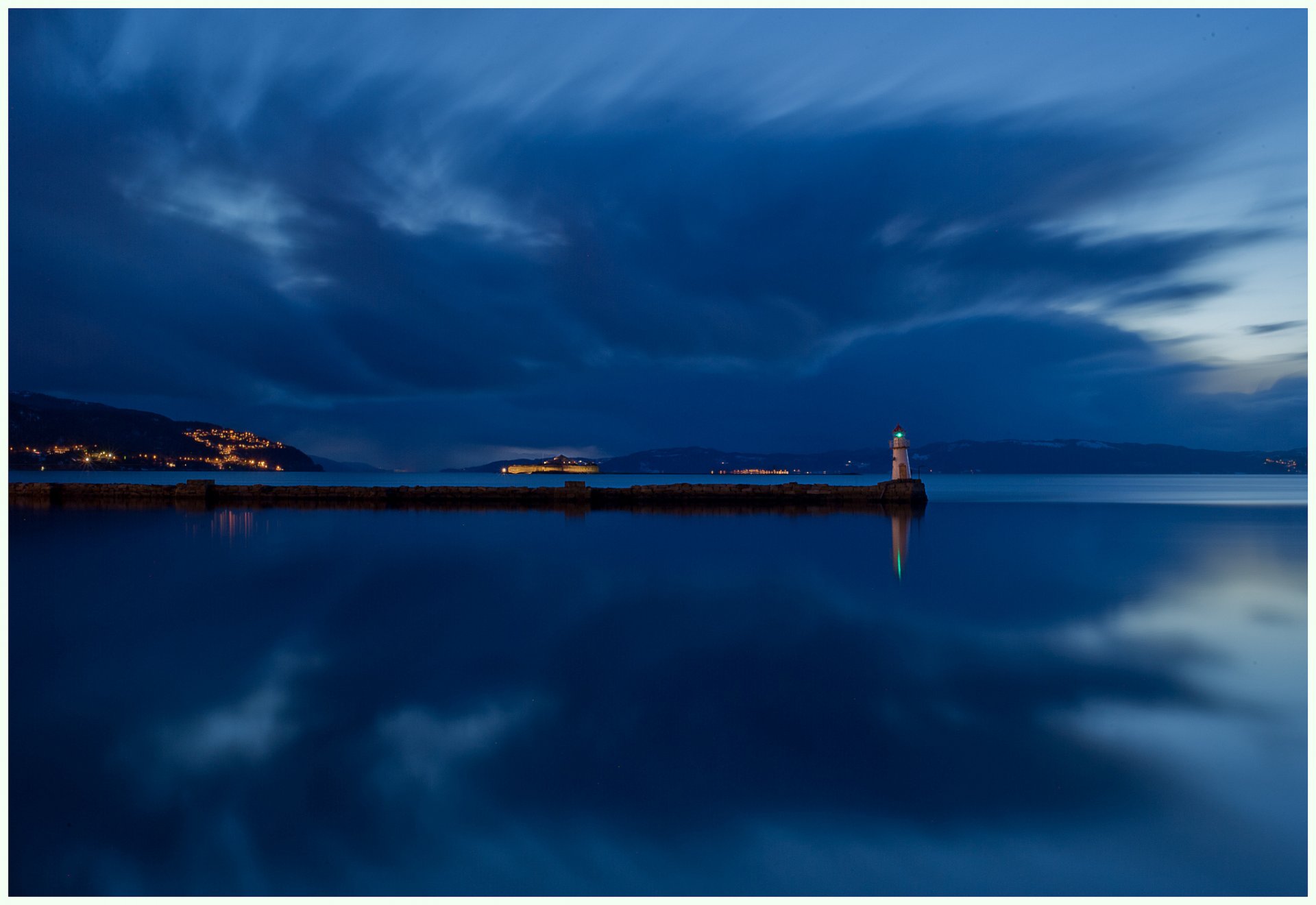 norwegen insel fluss ufer leuchtturm beleuchtung nacht blau himmel wolken reflexion