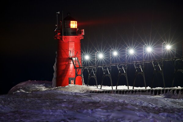 Phare de nuit au milieu de la neige en hiver