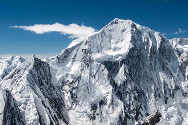 Montagne enneigée dans les nuages