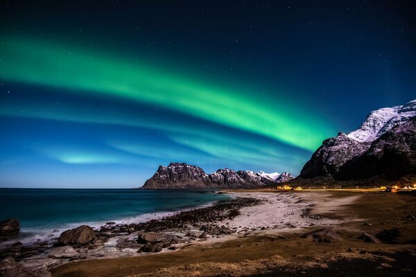 Mare notturno sullo sfondo dell Aurora