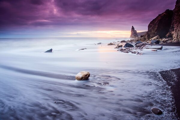 Mar en la costa rocosa