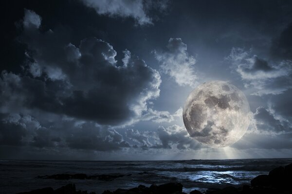 Luna llena nubes cielo noche olas