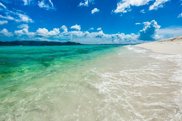 Azurblauer Strand und weißer Sand