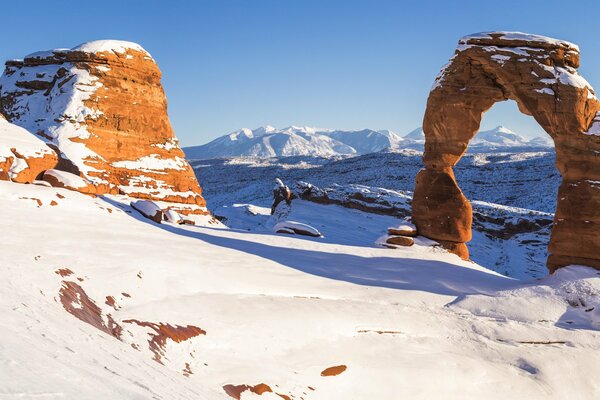 Arco de rocas sobre fondo de invierno