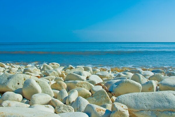 Grandi pietre bianche e mare blu