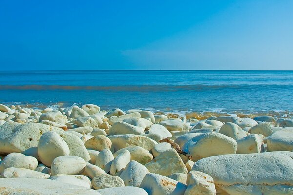 Wielkie białe kamienie i błękitne morze