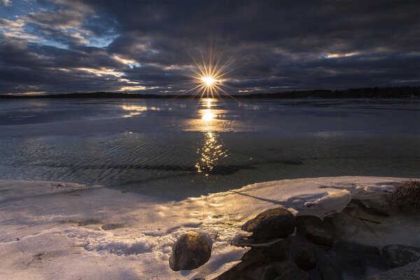 Tagsüber kommt die Sonne heraus und ein Teil des Eises am Ufer schmilzt