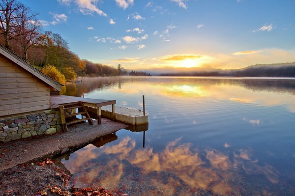 Blick auf den Sonnenuntergang am See