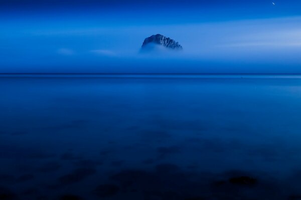 Roccia del marinaio nella nebbia notturna