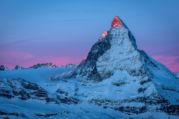 Montañas de los Alpes al amanecer a los primeros rayos del sol