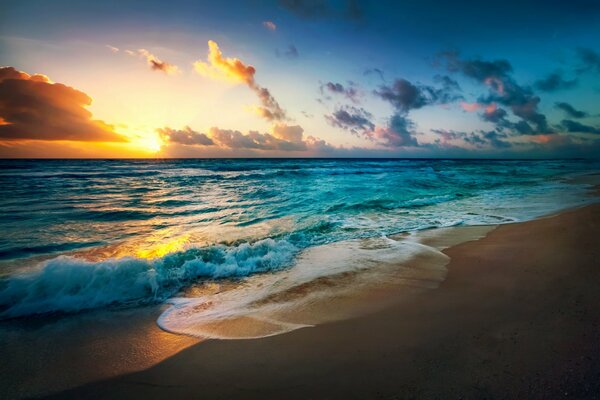 La costa del océano y las olas al atardecer