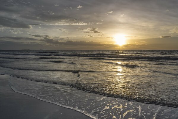 Beau lever de soleil sur la mer