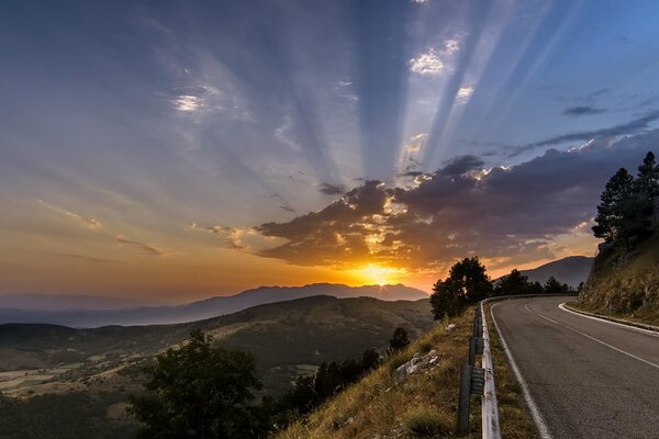 Cielo serale lungo la strada