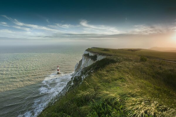 Natur, Leuchtturm im Meer, Foto aus der Höhe des Berges