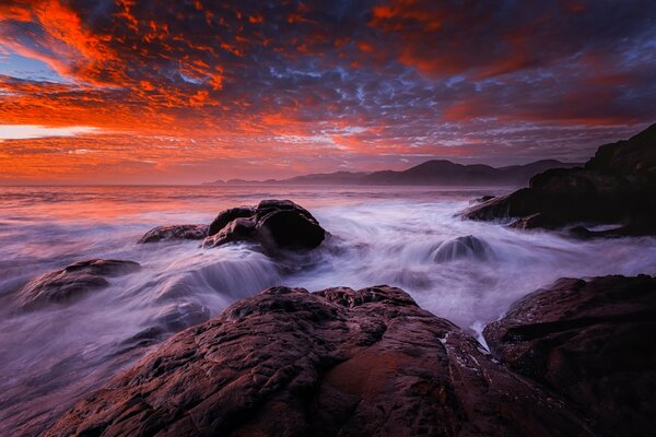 Ciel coucher de soleil au bord de la mer