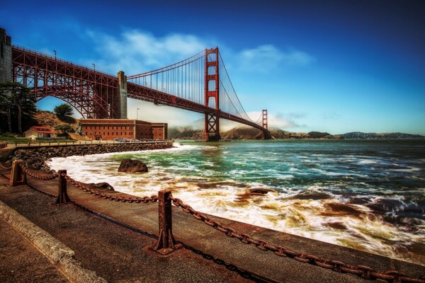 Paseo marítimo de San Francisco con El puente Golden Gate