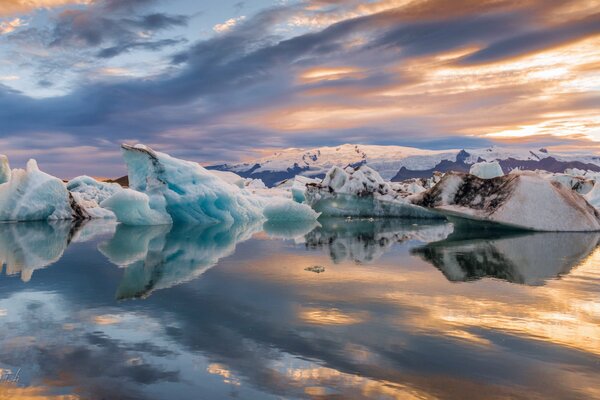 Bloques de hielo en el lago de invierno