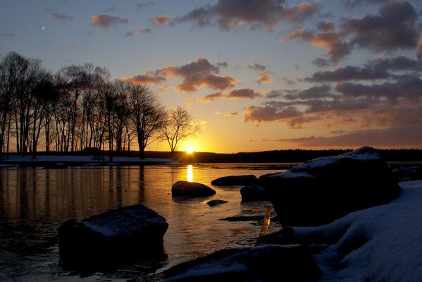 Warme Dawn wickelte Sonnenlicht der ganze See