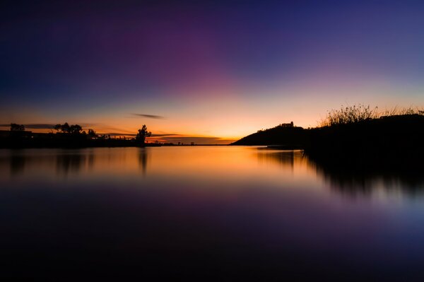 Beau coucher de soleil. Reflet du ciel dans l eau