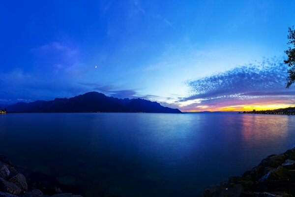 Il paesaggio blu è particolarmente bello