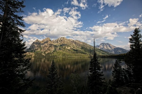 Górskie jezioro w Parku Narodowym Wyoming