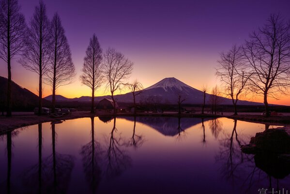 Vista primaverile del Monte Fujiyama all alba