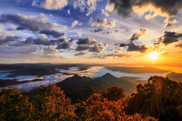 Paysage: beau coucher de soleil sur les montagnes