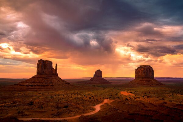 Roter Himmel im Monument Valley