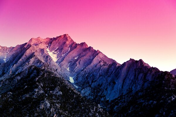 Cresta de montaña sobre fondo rosa