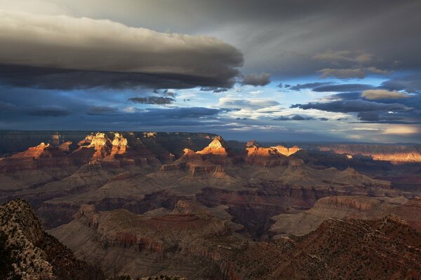 Des nuages planaient au-dessus du Canyon. Regarde le ciel clair