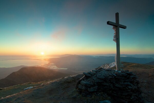 Cruz en la montaña al amanecer. Paisaje