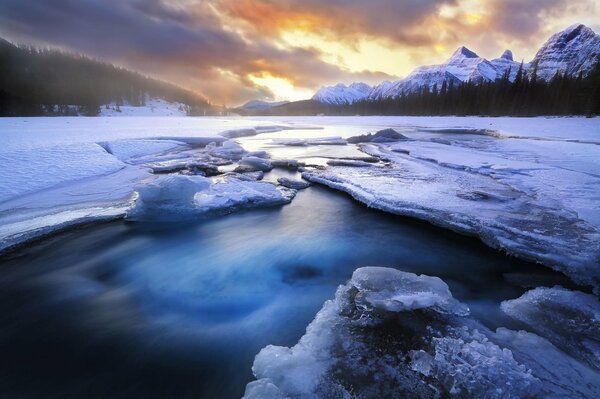 Image d hiver d une rivière dans la glace