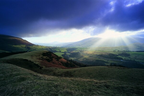 Collines verdoyantes et rayons de soleil