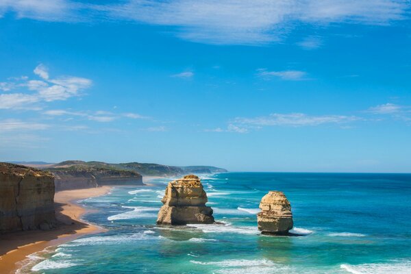 Oceano blu con rocce