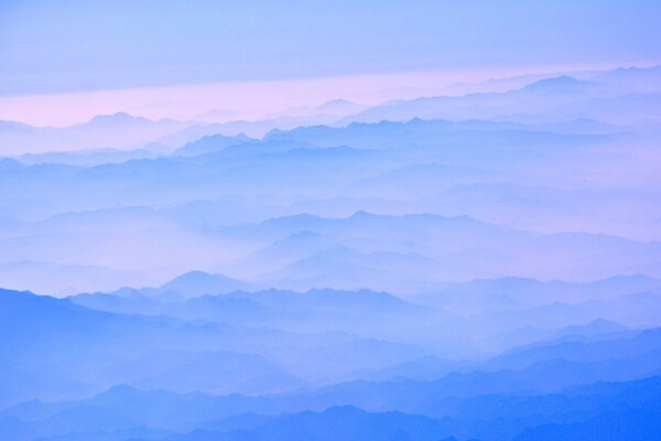 El paisaje romántico a menudo sugiere un cielo azul con nubes