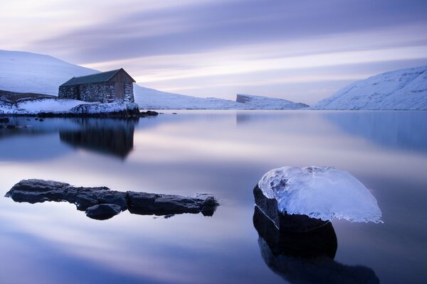 Banchi di ghiaccio lilla sul lago Delle Isole Faroe