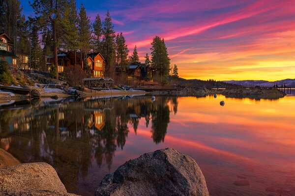 Brillante puesta de sol junto al agua en California