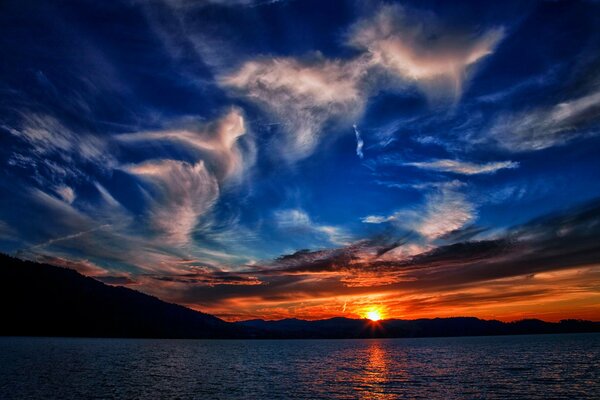 Orange Sonnenuntergang absorbiert den blauen Himmel