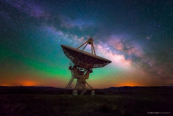 Cielo nocturno con estrellas. La vía láctea y la antena