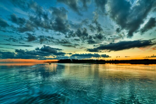 El infinito cielo de la puesta de sol en el reflejo de la bahía