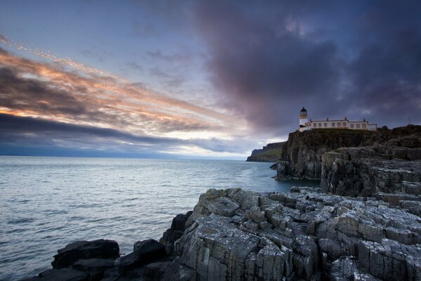 Faro en la isla rocosa