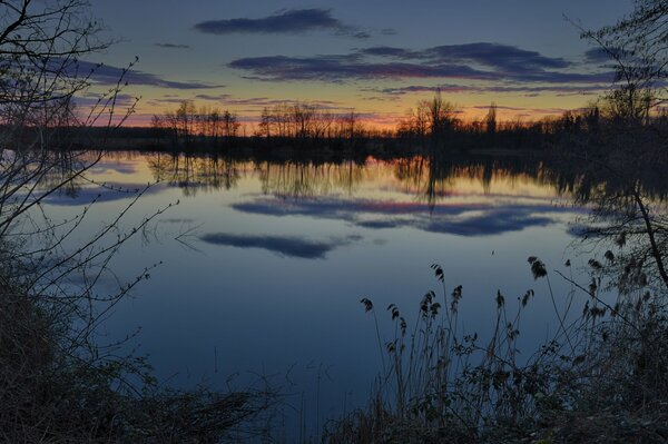 Puesta de sol en la orilla del río